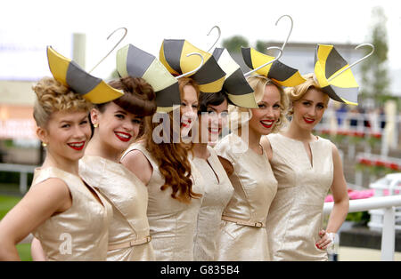 Die Tootsie-Rollen (von links nach rechts) Katy Heavens, Anna Gilthorpe, Lisa Millar, Khiley Williams, Flora Dawson und Meg Gallagher am zweiten Tag des Royal Ascot Meeting 2015 auf der Ascot Racecourse, Berkshire. Stockfoto