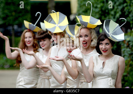 Die Tootsie-Rollen (von links nach rechts) Lisa Millar, Anna Gilthorpe, Meg Gallagher, Katy Heavens, Flora Dawson und Khiley Williams am zweiten Tag des Royal Ascot Meeting 2015 auf der Ascot Racecourse, Berkshire. Stockfoto