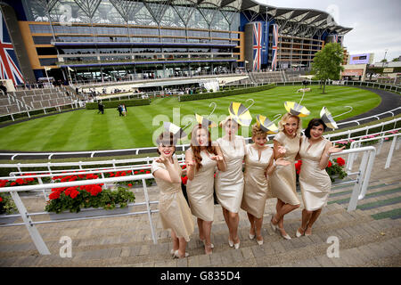 Die Tootsie-Rollen (von links nach rechts) Anna Gilthorpe, Lisa Millar, Meg Gallagher, Katy Heavens, Flora Dawson und Khiley Williams am zweiten Tag des Royal Ascot Meeting 2015 auf der Ascot Racecourse, Berkshire. Stockfoto