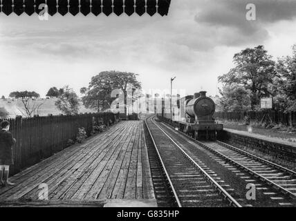 Skegby-Station mit einem herannahenden Fracht unter der Leitung von Klasse O4/3 No.63751. c1960. Stockfoto