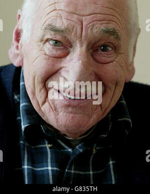 Walter Pearce aus Eastbourne Sussex, ehemaliger Lance Corporal im 2. 7. Königinnen Royal Regiment & 24. London und Kriegsgefangener in den Stalag Camps während des Zweiten Weltkriegs. Stockfoto