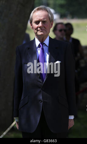 Charles Wellesley, der 9. Herzog von Wellington, nimmt an einer Zeremonie Teil, die auf der Hougoumont Farm anlässlich des 200. Jahrestages der Schlacht von Waterloo, Belgien, abgehalten wird. Stockfoto