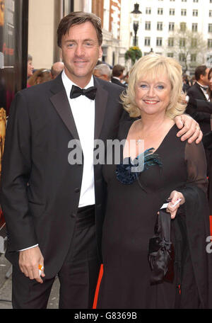 Pioneer British Academy Television Awards - Theatre Royal. Die Fernsehmoderatoren Richard Madeley und Judy Finnigan. Stockfoto