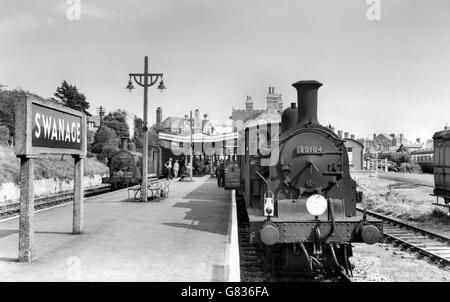 Eine M7-Klasse 0-4-4 t nummeriert 30104 steht auf der Plattform während Schwester Motor 30106 lauert im Hintergrund. Stockfoto