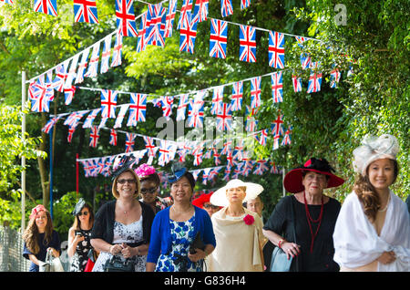 Racegoers kommen zum Ladies Day, am dritten Tag des Royal Ascot Meeting 2015 in Ascot Racecourse, Berkshire. Stockfoto