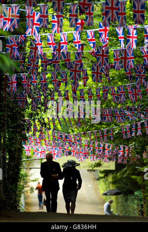 Racegoers kommen zum Ladies Day, am dritten Tag des Royal Ascot Meeting 2015 in Ascot Racecourse, Berkshire. Stockfoto