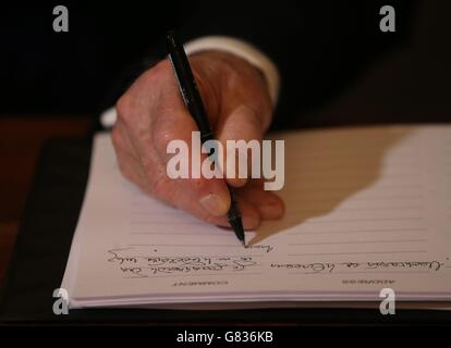 Präsident Michael D Higgins unterzeichnet im Mansion House in Dublin ein Kondolenzbuch für die Toten des Berkeley-Balkoneinsturzes. Stockfoto