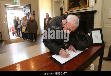 Mitglieder der Öffentlichkeit unterschreiben im Mansion House in Dublin ein Kondolenzbuch für die Toten des Berkeley-Balkoneinsturzes. Stockfoto