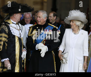 Der Prinz von Wales und die Herzogin von Cornwall mit dem Oberbürgermeister von London, Alan Yarrow (links) nach einem Gedenkgottesdienst zum 200. Jahrestag der Schlacht von Waterloo in der St. Paul's Cathedral in London. Stockfoto