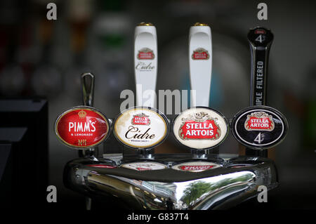 Die Bar Pimm's und Stella Artois wird am fünften Tag des Royal Ascot Meeting 2015 auf der Ascot Racecourse, Berkshire, serviert. DRÜCKEN SIE VERBANDSFOTO. Bilddatum: Samstag, 20. Juni 2015. Siehe PA Story RACING Ascot. Bildnachweis sollte lauten: David Davies/PA Wire. Stockfoto