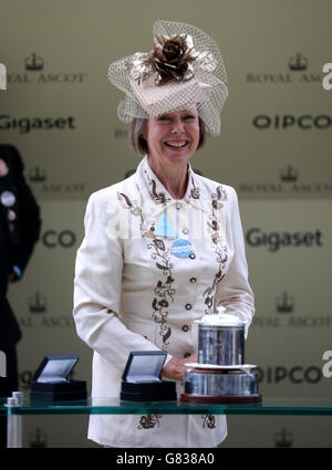 Trophäenmoderatorin für das Wolferton Handicap Stakes Jenny Agutter am fünften Tag des Royal Ascot Meeting 2015 auf der Ascot Racecourse, Berkshire. DRÜCKEN SIE VERBANDSFOTO. Bilddatum: Samstag, 20. Juni 2015. Siehe PA Story RACING Ascot. Bildnachweis sollte lauten: David Davies/PA Wire. Stockfoto