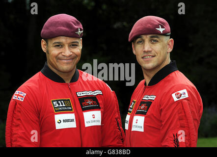 Red Devils Fallschirmspringer-Team-Mitglieder Corporal Mike French (rechts) und Corporal Wayne Shorthouse, die an einem Luftvorfall während einer Vorführung auf der Whitehaven Air Show während einer Fotoausstellung in Ripon, North Yorkshire, beteiligt waren. Stockfoto