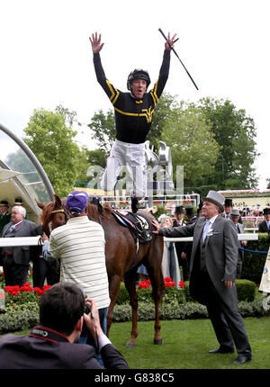 Jockey Frankie Dettori springt uneingezogen ab, nachdem er die Diamond Jubilee Stakes am fünften Tag des Royal Ascot Meeting 2015 auf der Ascot Racecourse, Berkshire, gewonnen hat. Stockfoto