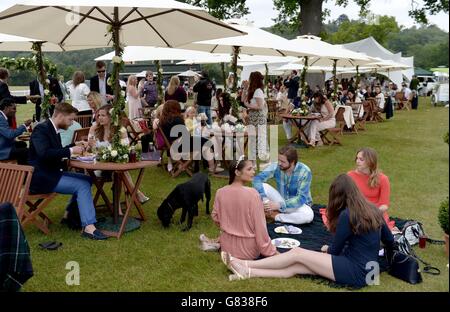 Gäste genießen die Gastfreundschaft während des British Polo Day GB in Henley-on-Thames, Oxfordshire. Stockfoto