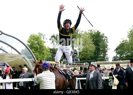 Jockey Frankie Dettori springt uneingezogen ab, nachdem er die Diamond Jubilee Stakes am fünften Tag des Royal Ascot Meeting 2015 auf der Ascot Racecourse, Berkshire, gewonnen hat. Stockfoto