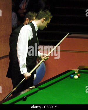 Snooker - Embassy World Championship 2005 - erste Runde - John Higgins gegen Mark Selby - The Crucible. Mark Selby will, dass der Weiße das Grün erreicht, als er schließlich einem letzten Frame Snooker von John Higgins entkommt Stockfoto