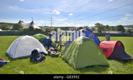 Festivalbesucher schlagen ihre Zelte auf dem Glastonbury Festival auf der Worthy Farm in Somerset auf. Stockfoto