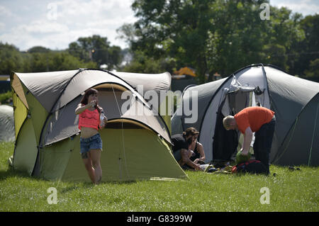 Glastonbury Festival 2015 - Vorbereitungen. Festivalbesucher schlagen ihre Zelte beim Glastonbury Festival auf der Worthy Farm in Somerset auf. Stockfoto