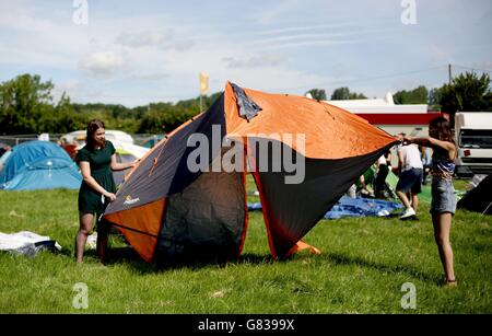 Festivalbesucher schlagen ihre Zelte auf dem Glastonbury Festival auf der Worthy Farm in Somerset auf. Stockfoto