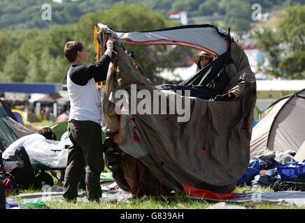 Festivalbesucher schlagen ihre Zelte auf dem Glastonbury Festival auf der Worthy Farm in Somerset auf. Stockfoto