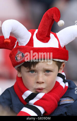 Fußball - Barclays Premier League - Sunderland / Leicester City - The Stadium of Light. Ein junger Sunderland-Fan, der einen Hut auf der Tribüne trägt. Stockfoto