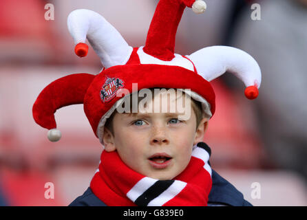 Fußball - Barclays Premier League - Sunderland / Leicester City - The Stadium of Light. Ein junger Sunderland-Fan, der einen Hut auf der Tribüne trägt. Stockfoto