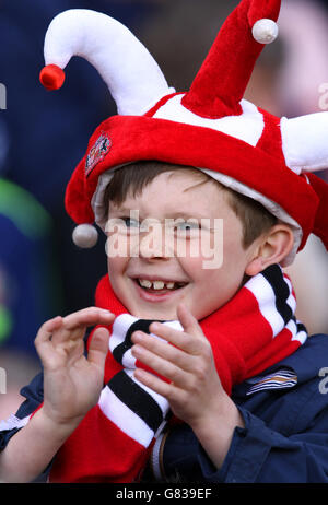 Fußball - Barclays Premier League - Sunderland / Leicester City - The Stadium of Light. Ein junger Sunderland-Fan, der einen Hut auf der Tribüne trägt. Stockfoto