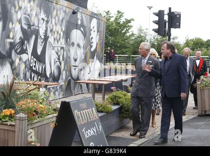 Der Herzog von Rothesay (links) mit dem Inhaber der Clutha Bar Alan Crossan vor der Bar in Glasgow, wo er Mitglieder des Clutha Trust traf, der sich für die Unterstützung junger Menschen nach dem Hubschrauberabsturz 2013 eingesetzt hat. Stockfoto