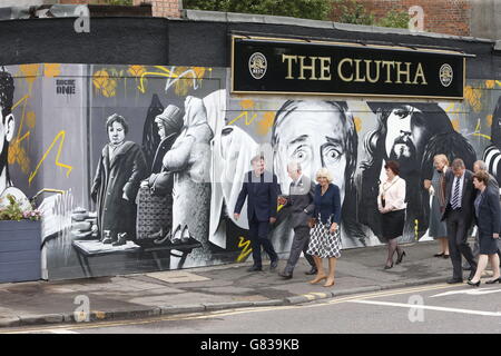 Der Duke und die Herzogin von Rothesay mit dem Besitzer der Clutha Bar Alan Crossan (links) vor der Bar in Glasgow, wo sie Mitglieder des Clutha Trust trafen, der sich um die Unterstützung junger Menschen nach dem Hubschrauberabsturz 2013 handelt. Stockfoto