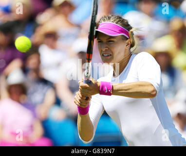 Tennis - 2015 AEGON International - Tag fünf - Devonshire Park. Die kanadische Eugenie Bouchard setzt sich während des fünften Tages der AEGON International im Devonshire Park, Eastbourne, gegen Belinda Bencic ein. Stockfoto