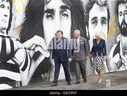 Der Duke und die Herzogin von Rothesay mit dem Besitzer der Clutha Bar Alan Crossan (links) vor der Bar in Glasgow, wo sie Mitglieder des Clutha Trust trafen, der sich um die Unterstützung junger Menschen nach dem Hubschrauberabsturz 2013 handelt. Stockfoto