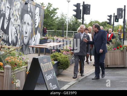 UMLEITUNG ZUR ÄNDERUNG DER UMLEITUNG The Duke of Rothesay (links) mit dem Inhaber der Clutha Bar Alan Crossan vor der Bar in Glasgow, wo er Mitglieder des Clutha Trust traf, der sich für die Unterstützung junger Menschen nach dem Hubschrauberabsturz 2013 eingesetzt hat. Stockfoto