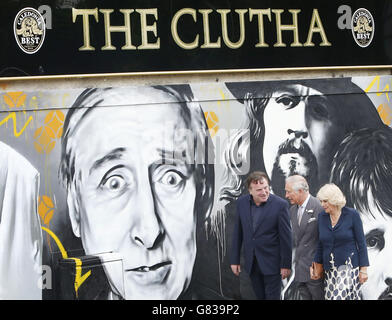 Der Duke und die Herzogin von Rothesay mit dem Besitzer der Clutha Bar Alan Crossan (links) vor der Bar in Glasgow, wo sie Mitglieder des Clutha Trust trafen, der sich um die Unterstützung junger Menschen nach dem Hubschrauberabsturz 2013 handelt. Stockfoto