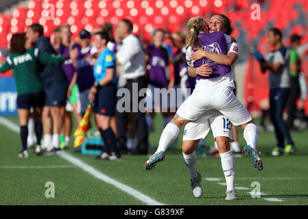 Die Engländerin Lucy Bronze feiert mit Jordan Nobbs, nachdem sie während der FIFA Frauen-Weltmeisterschaft Kanada 2015 ein Tor erzielt hat.das Spiel der 16. Runde zwischen Norwegen und England im Lansdowne Stadium in Ottawa, Ontario, Kanada. Stockfoto