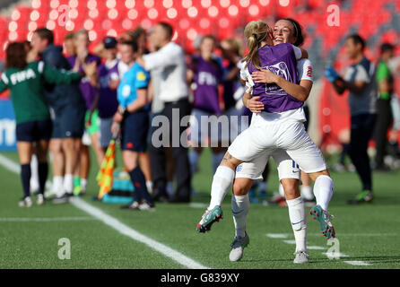 Die Engländerin Lucy Bronze feiert mit Jordan Nobbs, nachdem sie während der FIFA Frauen-Weltmeisterschaft Kanada 2015 ein Tor erzielt hat.das Spiel der 16. Runde zwischen Norwegen und England im Lansdowne Stadium in Ottawa, Ontario, Kanada. Stockfoto