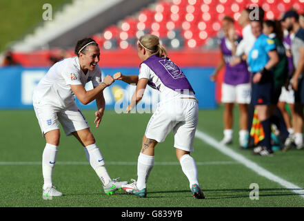 Die Engländerin Lucy Bronze feiert mit Jordan Nobbs, nachdem sie während der FIFA Frauen-Weltmeisterschaft Kanada 2015 ein Tor erzielt hat.das Spiel der 16. Runde zwischen Norwegen und England im Lansdowne Stadium in Ottawa, Ontario, Kanada. Stockfoto