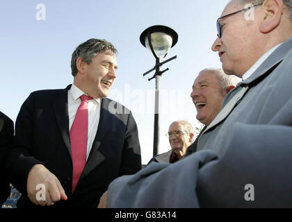 Allgemeiner Wahlkampf 2005 - Arbeit - Crieff. Bundeskanzler Gordon Brown spricht mit Einheimischen in Crieff. Stockfoto