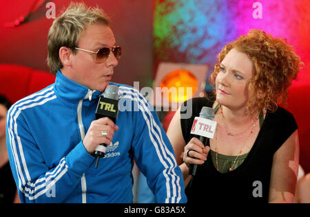 Die Stars der Coronation Street sind Jennie McAlpine, die Fizz spielt, und Antony Cotton, die Sean spielt, während ihres Gastauftritts in der TRL - Total Request Live - Show von MTV . Stockfoto