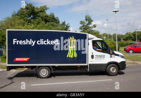 Tesco Online-Lieferfahrzeug, „Fresh Clicked Tomate Livery“-Supermarkt, Kleinbus, Online-Lebensmittel, frische Weintomaten und Lebensmitteltransporter in Southport, Merseyside, Großbritannien Stockfoto