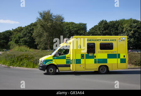 NHS National Health Service Northwest Notarztwagen am Kreisverkehr in Southport, Merseyside, Großbritannien Stockfoto