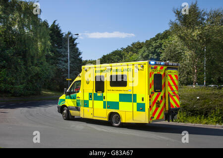 NHS Not North West ambulance srviceon Kreisverkehr in Southport, Merseyside, UK Stockfoto