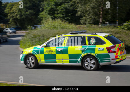 NHS Not Skoda NHS reagiert North West Ambulance Service am Kreisverkehr in Southport, Merseyside, UK Stockfoto