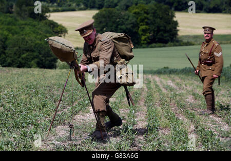 Die Wiedervertonungen des Ersten Weltkriegs von Robin Young (links) und Ian Church (rechts) der Tenth Essex Regiment Living History Group demonstrieren den Einsatz von Bajonetten im Centenary Wood des Woodland Trust in Epsom, Surrey, das heute von der Prinzessin Royal offiziell Langley Vale Wood genannt wurde. Stockfoto