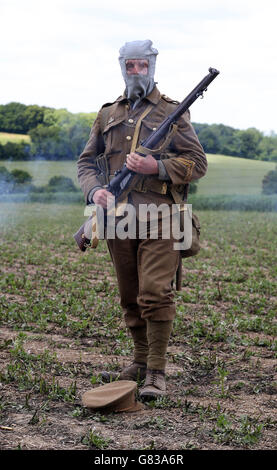 Robin Young, ein Re-enactor des Ersten Weltkriegs aus der Tenth Essex Regiment Living History Group, demonstriert den Einsatz einer Gasmaske des Ersten Weltkriegs im Centenary Wood des Woodland Trust in Epsom, Surrey, das heute offiziell von der Prinzessin Royal als Langley Vale Wood bezeichnet wurde. Stockfoto