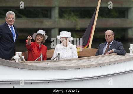 Bundespräsident Joachim Gauck (links) und seine Partnerin Daniela Schadt fahren am ersten vollen Tag des Staatsbesuches der Königin in Deutschland mit dem Schiff entlang der Spree in Berlin mit Königin Elisabeth II. Und dem Herzog von Edinburgh. Stockfoto