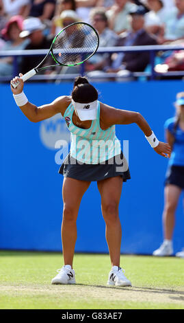 Die britische Heather Watson reagiert während ihrer Niederlage gegen Sloane Stephens in den USA am fünften Tag der AEGON International im Devonshire Park, Eastbourne. Stockfoto