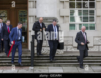 Die Familie Finucane und ihr Rechtsteam verließen das High Court in Belfast, nachdem Richter Stephens entschieden hatte, dass die Entscheidung des britischen Premierministers David Cameron, keine öffentliche Untersuchung über den Mord an dem Anwalt Pat Finucane aus dem Jahr 1989 zu führen, rechtmäßig war. Stockfoto