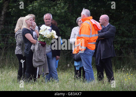 Verwandte von Seamus Wright und Kevin McKee besuchen die Stätte in Coghalstown, Co Meath, wo zwei Leichen auf einem wiedergewonnenen Moor entdeckt wurden, wo drei der verschwundenen IRA vermutlich heimlich begraben sind. Stockfoto