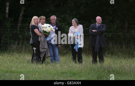 Verwandte von Seamus Wright und Kevin McKee besuchen die Stätte in Coghalstown, Co Meath, wo zwei Leichen auf einem wiedergewonnenen Moor entdeckt wurden, wo drei der verschwundenen IRA vermutlich heimlich begraben sind. Stockfoto