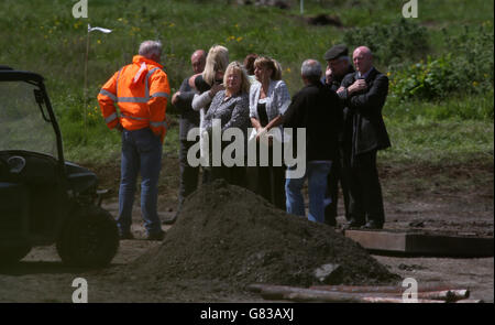 Verwandte von Seamus Wright und Kevin McKee besuchen die Stätte in Coghalstown, Co Meath, wo zwei Leichen auf einem wiedergewonnenen Moor entdeckt wurden, wo drei der verschwundenen IRA vermutlich heimlich begraben sind. Stockfoto